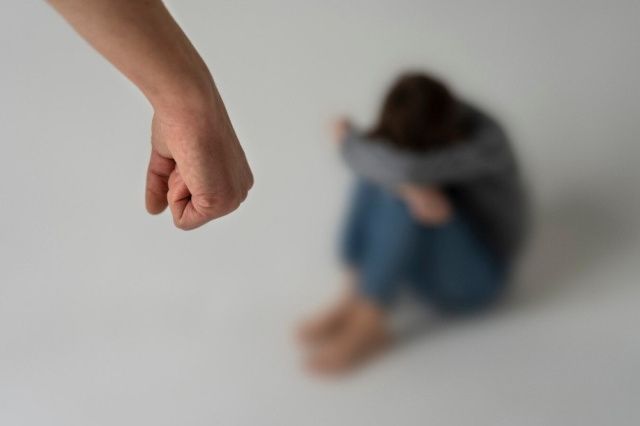 В Якутии 40-летний мужчина изнасиловал двух малолетних девочек