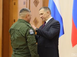 Зампред правительства России Юрий Трутнев вручил госнаграды военнослужащим и добровольцам Якутии