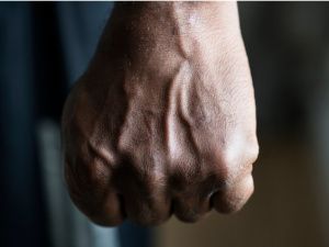 Руками, ногами, железной трубой и деревянной палкой: В Таттинском улусе мужчина жестоко избил троих человек