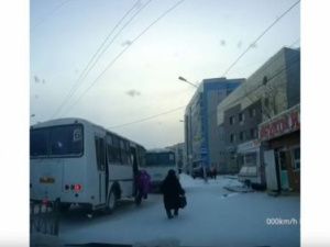 Видеофакт: В Якутске женщина упала на остановке и потеряла сознание