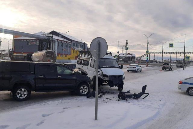 ДТП с участием четырех автомобилей произошло в Якутске на перекрестке