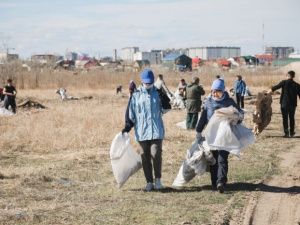 Год добрососедства: жители села Пригородный провели экологическую акцию по очистке Зеленого луга