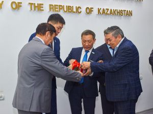 Союзы писателей Якутии и Казахстана подписали соглашение о совместной работе