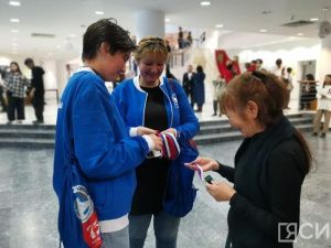 «Волонтёры Победы» раздали жителям Якутска ленты в цветах флага России