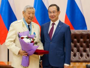 Айсен Николаев вручил якутянам государственные награды в преддверии Нового года