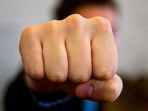 18-летний уроженец Мегино-Кангаласского района в магазине ударил покупателя и отобрал продукты и телефон