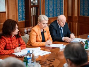 Айсен Николаев провел первое заседание обновленного состава Конституционной комиссии РС (Я)