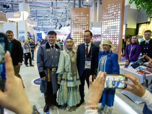 Айсен Николаев на выставке «Россия» встретился с многодетной семьей Новгородовых из Якутии