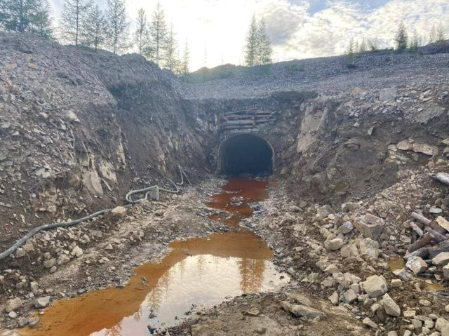 В Якутии в результате обвала породы погиб работник шахты, один человек получил травмы