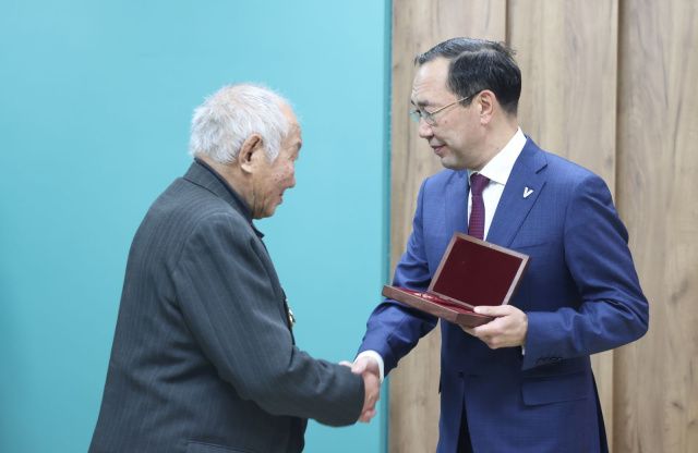 Айсен Николаев вручил семье Героя РФ Дмитрия Егорова Золотую Звезду Героя ДНР