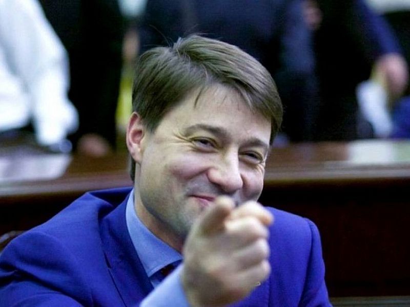 Депутат гребет деньги на алкашах в центре Якутска