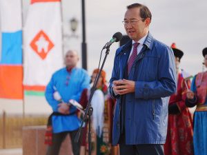 Праздник: В Якутске возложили цветы к памятнику основателю города Петру Бекетову