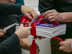 Писательница Ангелина Васильева презентовала книгу для детей на якутском языке «Аптаах таас»