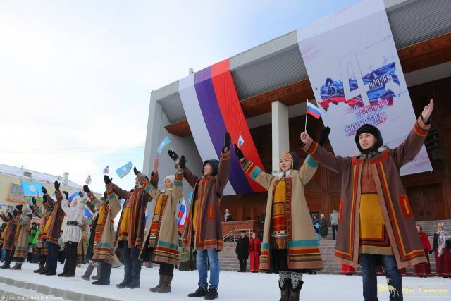 «Мы дорожим узами братства и дружбы». Айсен Николаев поздравил якутян с Днем народного единства