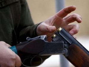 Житель Якутии дважды выстрелил из ружья, угрожая убийством женщине и ее защитнику