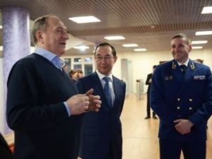 Глава Якутии показал замгенпрокурора РФ самую большую школу Якутии