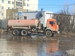 В Якутске в усиленном режиме ведутся работы по отводу и откачке талых вод