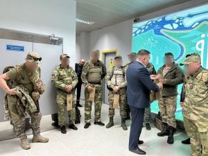 Артем Александров встретил бойцов, прибывших в Якутск из зоны СВО