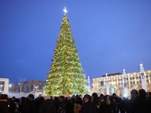 В Якутске зажглись огни первой новогодней ёлки в России