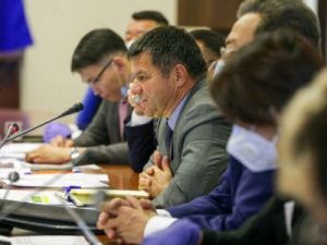 На первоочередные меры поддержки экономики и населения Якутии в условиях санкций направят свыше 13 млрд рублей