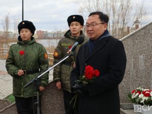 В Якутске возложили цветы к памятнику Матери