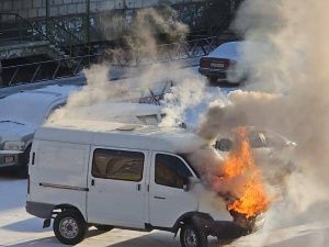 В центре Якутска загорелся микроавтобус