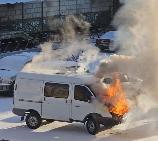 В центре Якутска загорелся микроавтобус