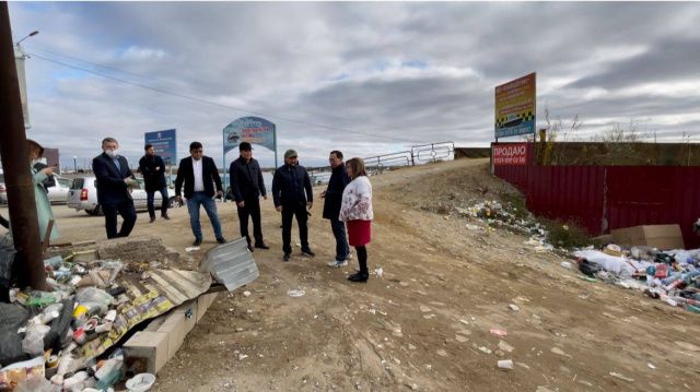 Глава Якутии после совещания повез чиновников на субботник