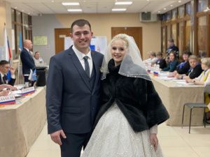Молодожены в Мирнинском районе сразу после бракосочетания проголосовали на выборах президента РФ