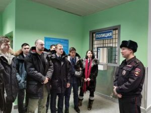 Будущим пилотам рассказали о работе транспортных полицейских