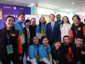 Айсен Николаев посетил тематические площадки фестиваля «Муус устар»