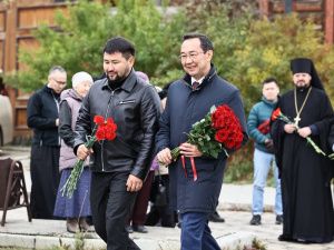 Айсен Николаев возложил цветы к памятнику основателя Якутска