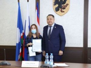 Детям-сиротам вручили жилищные сертификаты