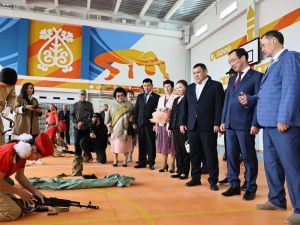 Глава Якутии принял участие в открытии новой школы в Кобяйском районе