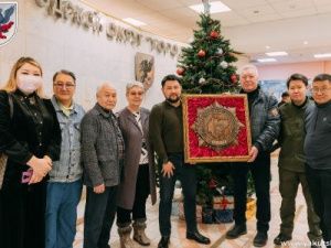 Памятный знак «Якутск – город трудовой доблести» подарили столице республики