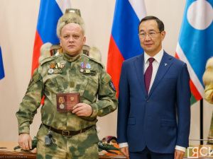 Айсен Николаев вручил якутянам государственные награды в преддверии Нового года