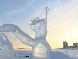 Искусство из снега и льда: зимние скульпторы соревнуются в Якутске за звание лучшего