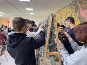 Школьники и студенты Якутска изготовили маскировочные сети и обереги для казаков — участников СВО