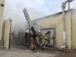 В Ленске сгорели четыре гаража и столько же техники