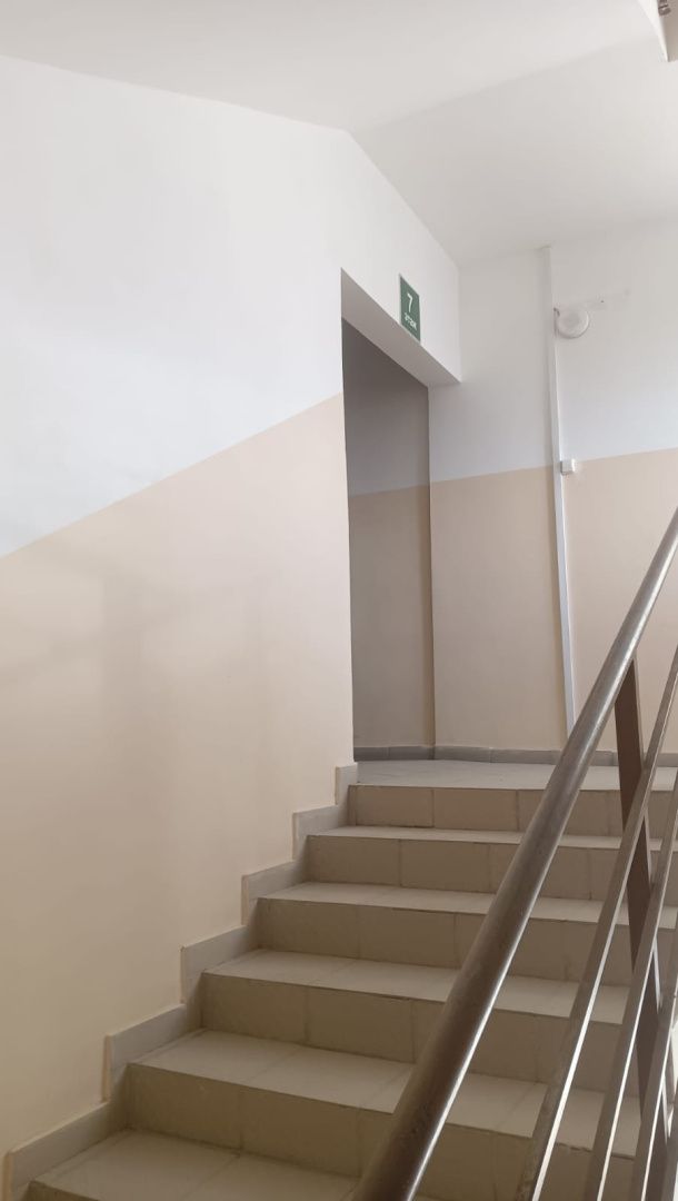 Ну и ну: Доставщик воды нагадил в подъезде?