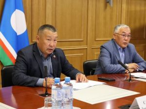 Свыше 100 огнеборцев тушат лесной пожар в Олекминском районе