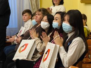 В Якутске юным горожанам торжественно вручили паспорта ко Дню Конституции РФ