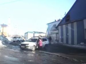 Видеофакт: В Якутии автоледи совершил наезд на женщину с ребенком
