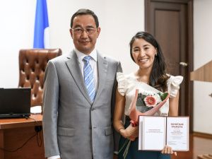 Айсен Николаев наградил лучших работников торговли