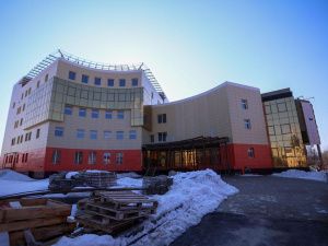 Глава Якутии проверил ход строительства крупных социальных объектов в Мирном