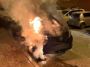 В Якутске загорелся автомобиль на парковке