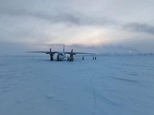 В Якутии пассажирский самолет произвел посадку вне взлетной полосы