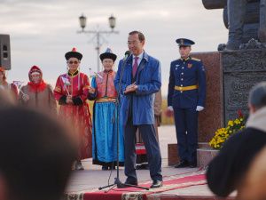Праздник: В Якутске возложили цветы к памятнику основателю города Петру Бекетову