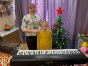 Елка желаний: Девочке из Докучаевска передали подарок от Айсена Николаева