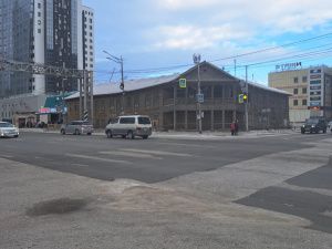 Фотофакт: в Якутске начали сносить деревянный дом на углу улиц Короленко — Лермонтова